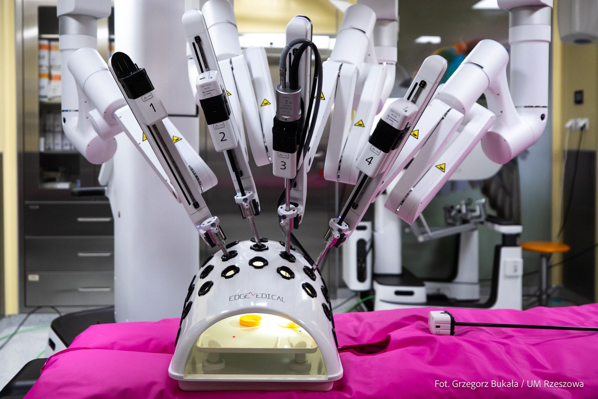 zdjęcie z konferencji prasowej przeznaczonej prezentacji nowoczesnego robota chirurgicznego w szpitalu przy ul. Rycerskiej w Rzeszowie, fot. Grzegorz Bukała, Urząd Miasta Rzeszowa